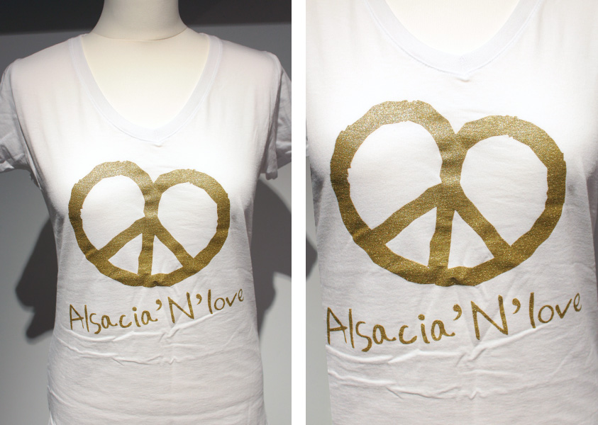 T-Shirt femme col en V, sérigraphie encre plastisol doré. Design Seppi Schmitt